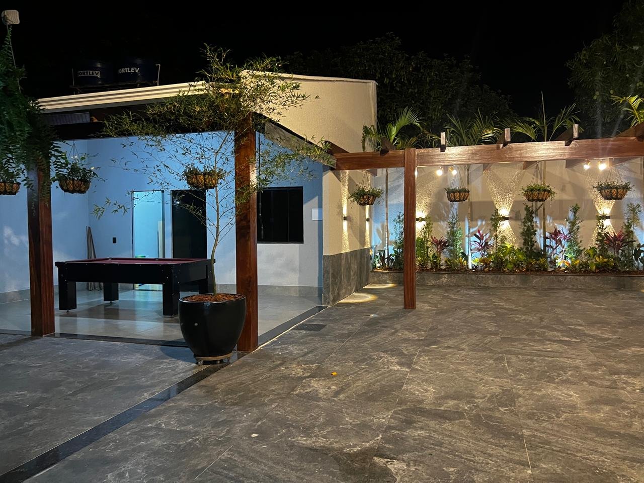Área de lazer iluminada à noite